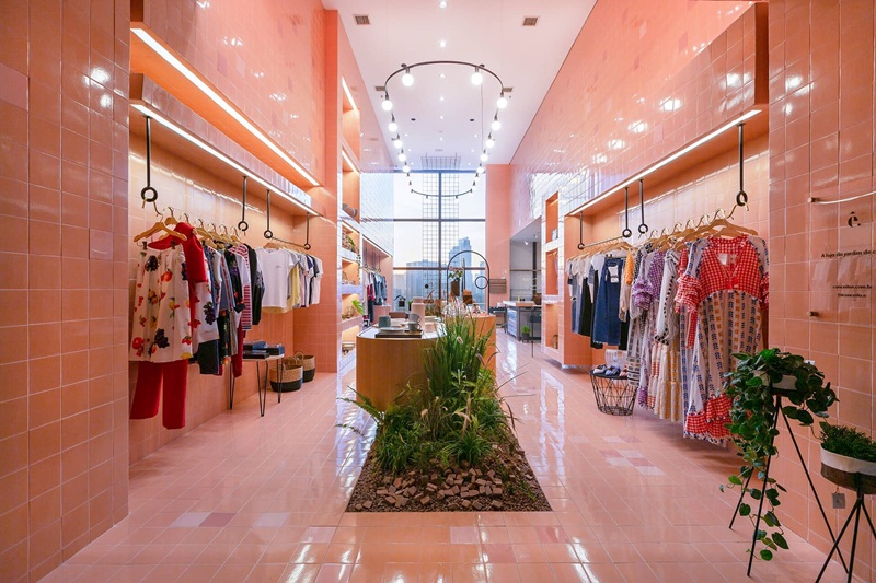 Phối màu trong shop thời trang nữ làm tăng sự hứng thú cho khách hàng