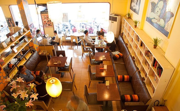 Quán café phong cách sách thường chú trọng không gian đơn giản, hiện đại.